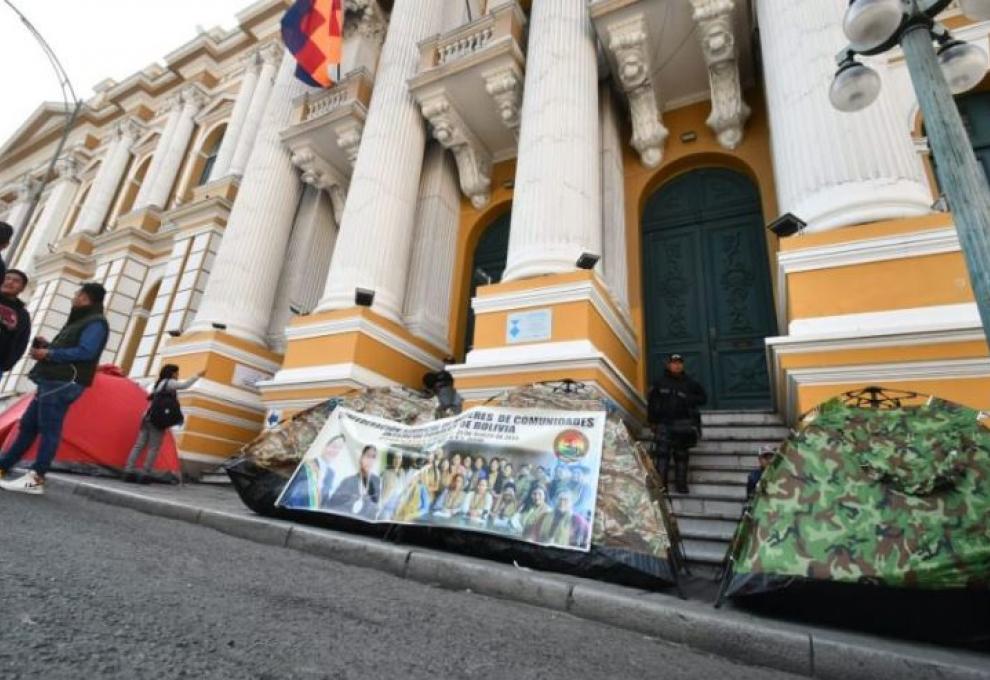 Carpas en el ingreso del edificio antiguo del Legislativo. Foto: APG 