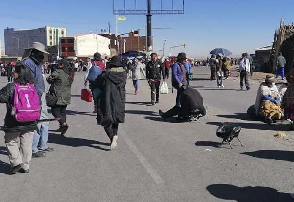 Gremiales del Sur El Alto, bloquean la ruta La Paz-El Alto. Foto: Captura de video.