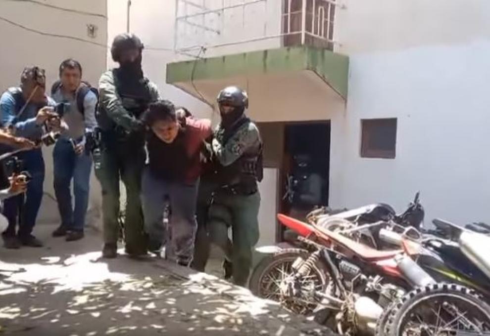 Policía acusado de robo de 30 millones de pesos argentinos. Foto: Captura de video. 