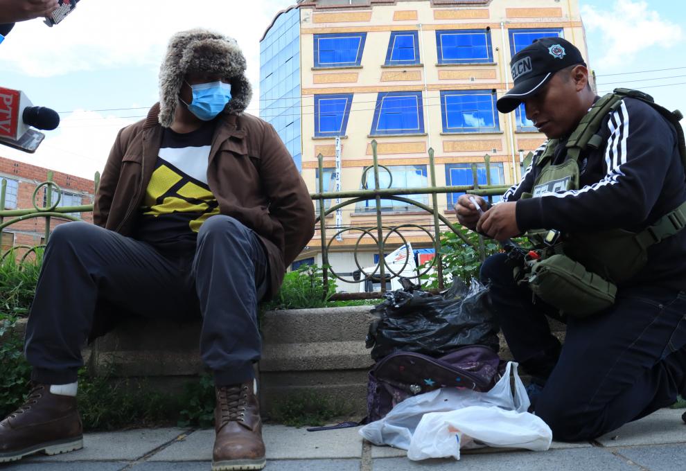 Policía aprehende a un sospechoso de microtráfico. Foto: APG 